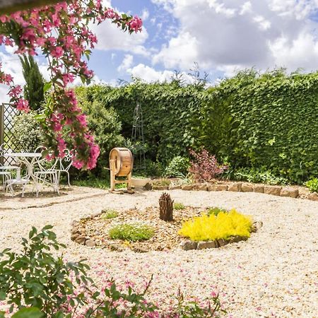 Le Jardin Des Fees Bed and Breakfast Savigny-le-Vieux Exteriör bild