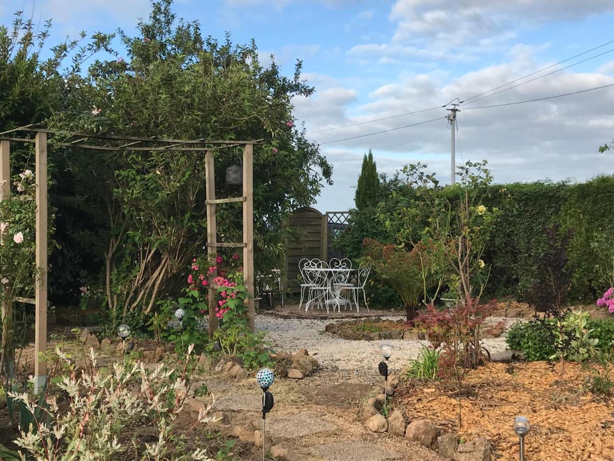 Le Jardin Des Fees Bed and Breakfast Savigny-le-Vieux Exteriör bild