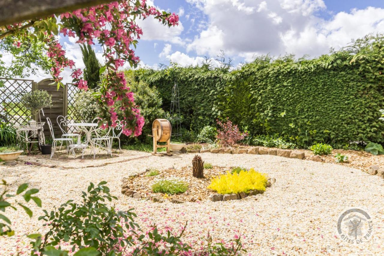 Le Jardin Des Fees Bed and Breakfast Savigny-le-Vieux Exteriör bild
