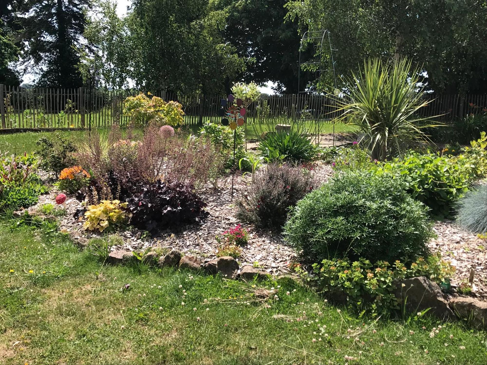 Le Jardin Des Fees Bed and Breakfast Savigny-le-Vieux Exteriör bild